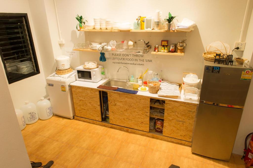 Khoksametchun Hostel的厨房或小厨房