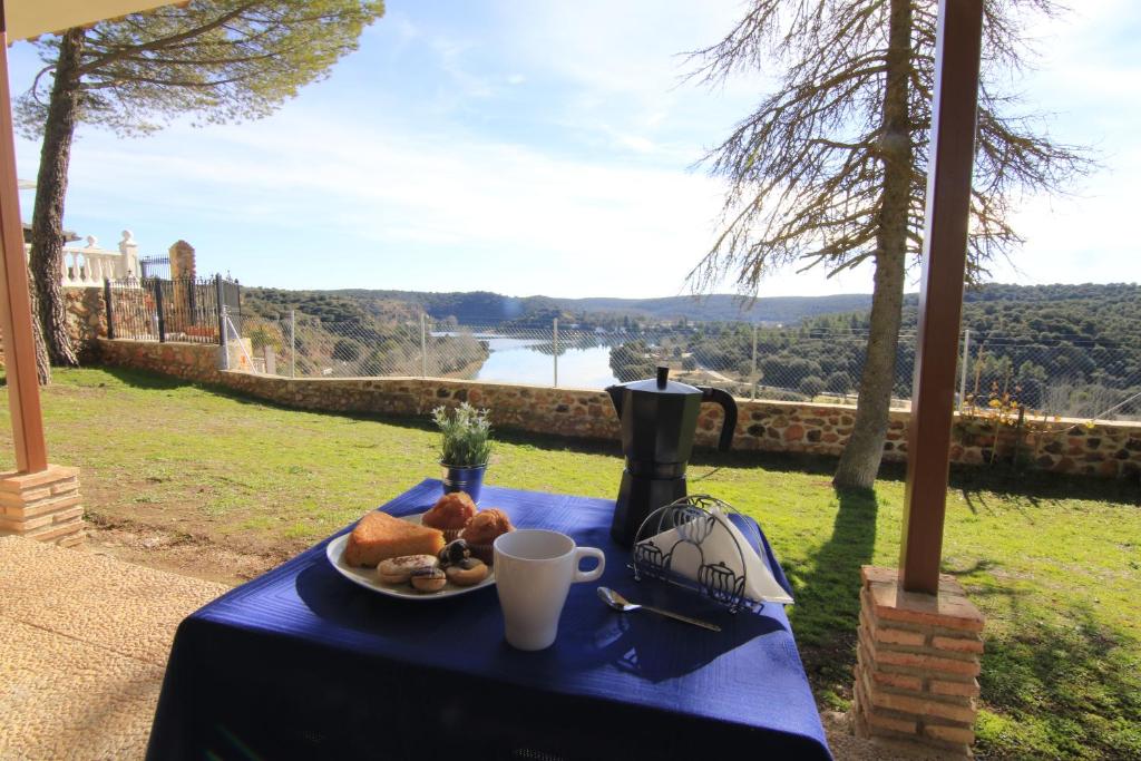 奥萨德蒙铁尔EL MIRADOR DEL MOLINO的一张蓝色桌子,上面有盘子的食物