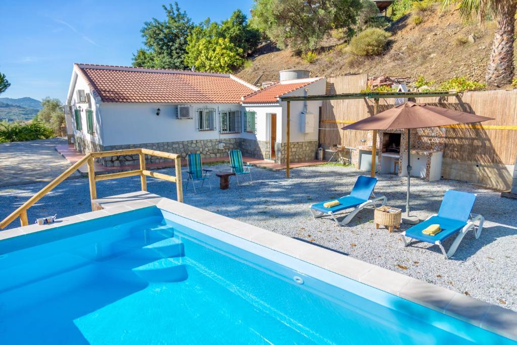孔佩塔Casa Lirios的一座带游泳池和房子的别墅