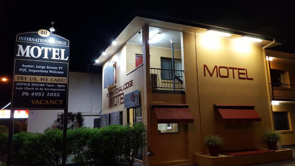 麦凯万国汽车旅馆的夜间在大楼前的汽车旅馆标志