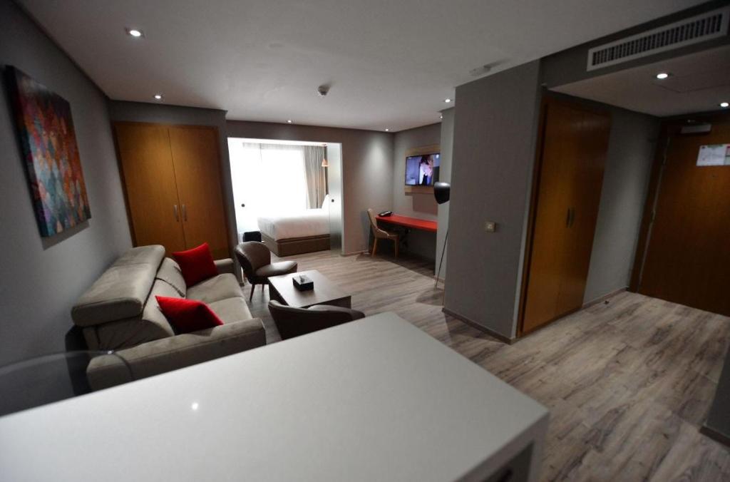 卡萨布兰卡勒22公寓式酒店的客厅配有沙发和桌子