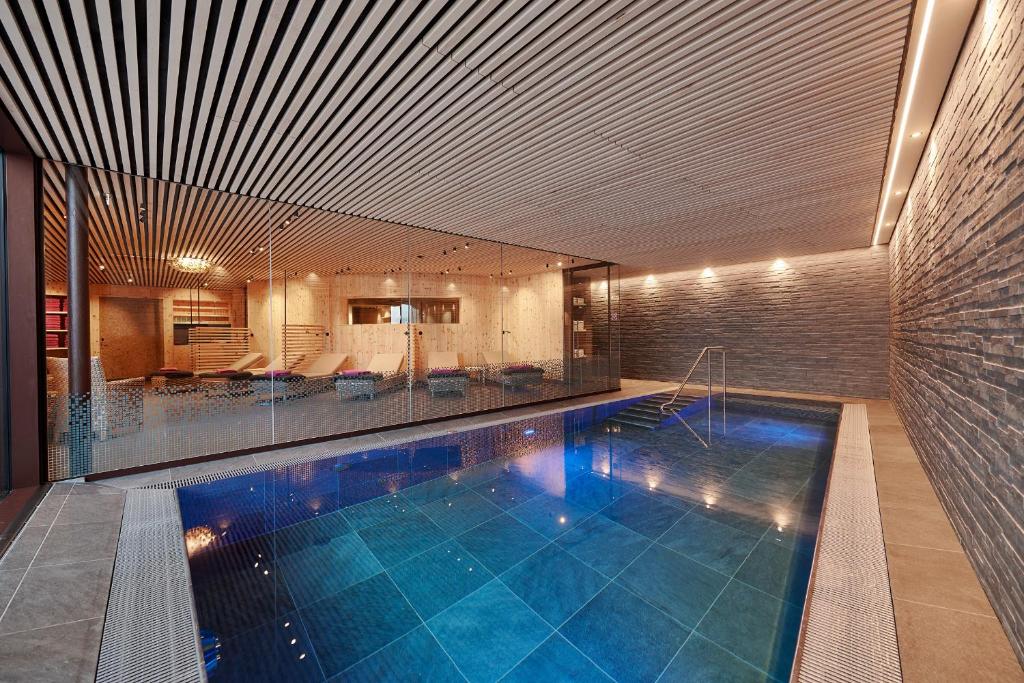莱赫阿尔贝格Hotel Appartement Roggal的一座大型游泳池,