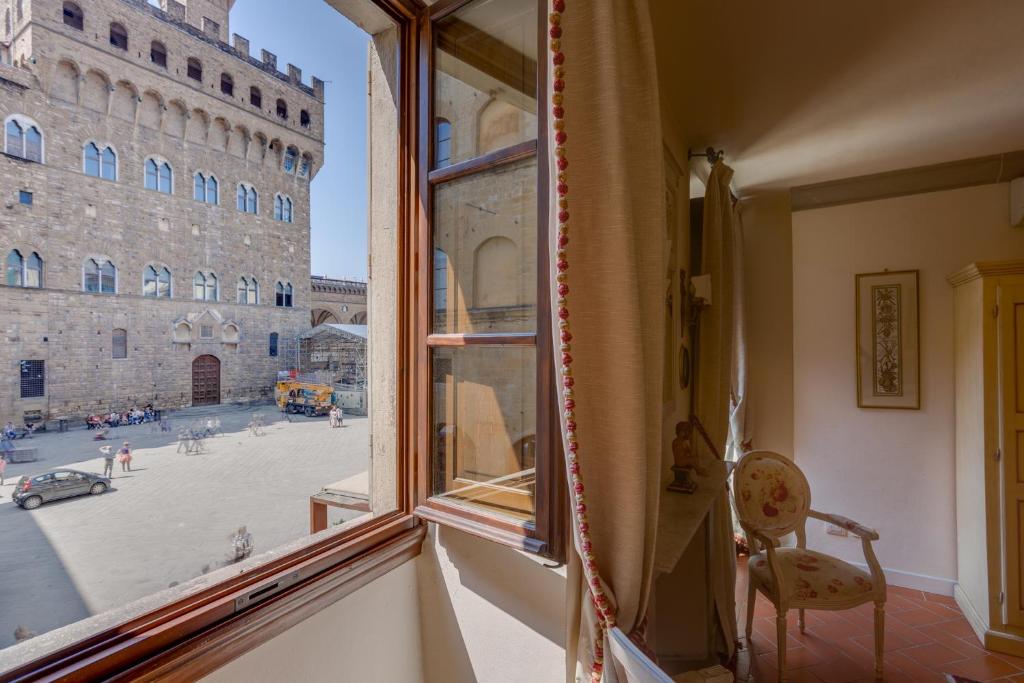 佛罗伦萨卡萨德尔嘉宝 - 豪华客房和套房酒店的市景客房的窗户