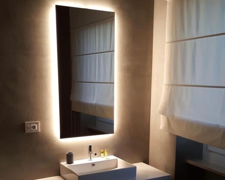 福利尼奥Residenza Galligari的一间带水槽和镜子的浴室