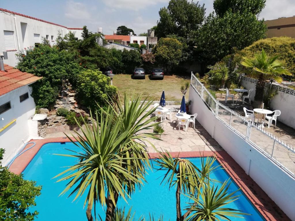 阿肖海Hotel Shelter的从房子的阳台上可欣赏到游泳池的景色