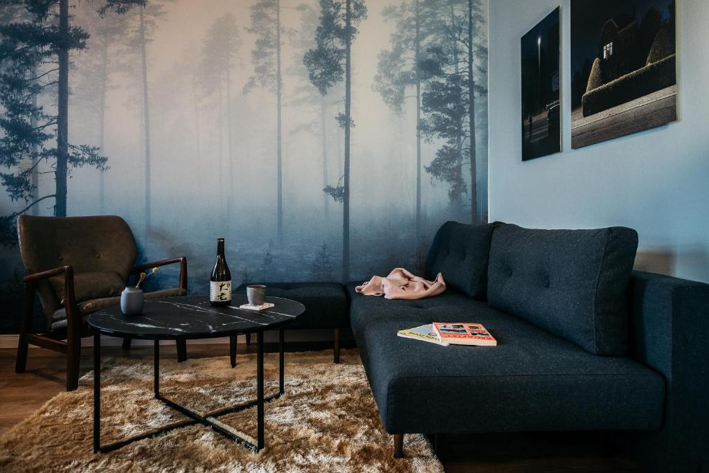 柏林Urbn Dreams III的客厅配有蓝色的沙发和桌子