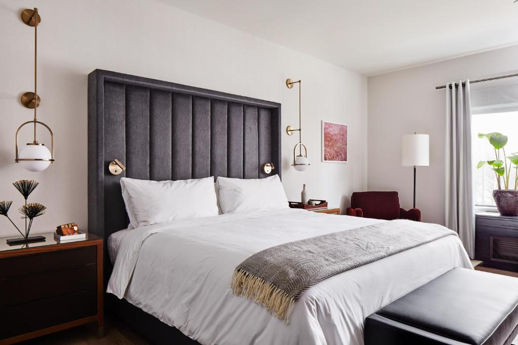 纽黑文The Blake Hotel的一间卧室配有一张大床和黑色床头板