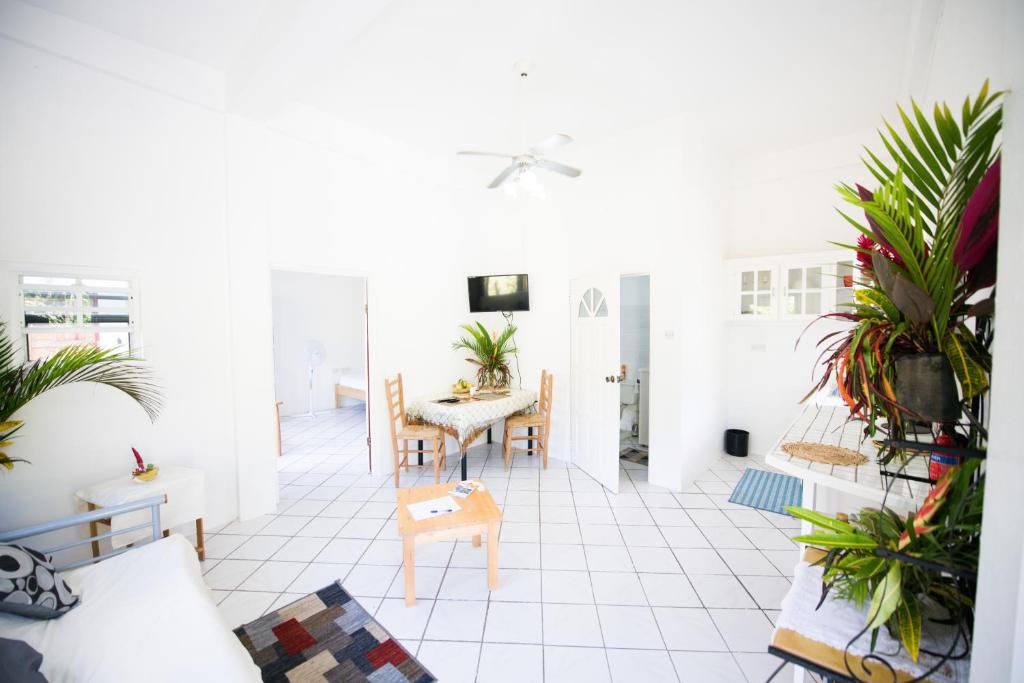 苏弗里耶尔Diamondview的客厅铺有白色瓷砖地板,配有植物
