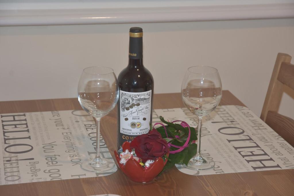 斯维诺乌伊希切乔安娜公寓的桌子上放有一瓶葡萄酒和两杯酒