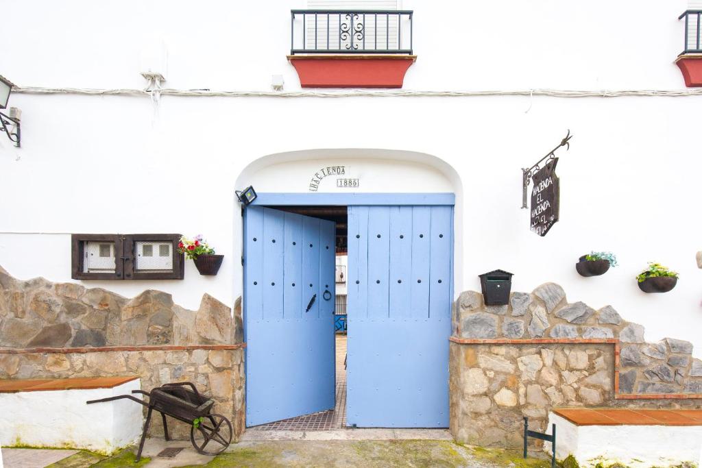 埃尔博斯克Hacienda El Molino的白色建筑中的一扇蓝色门