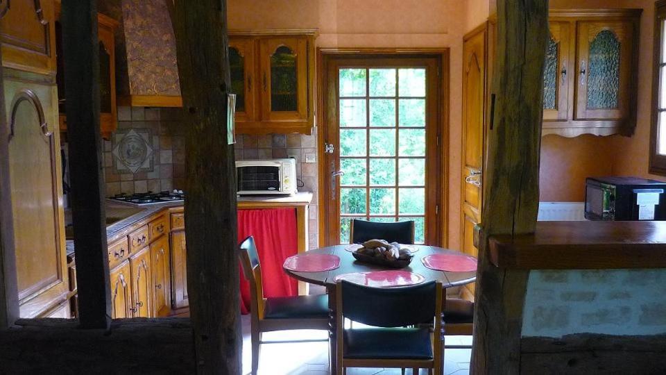 Saint Germain de LivetLa martinière - Au cours du ruisseau的厨房配有桌椅