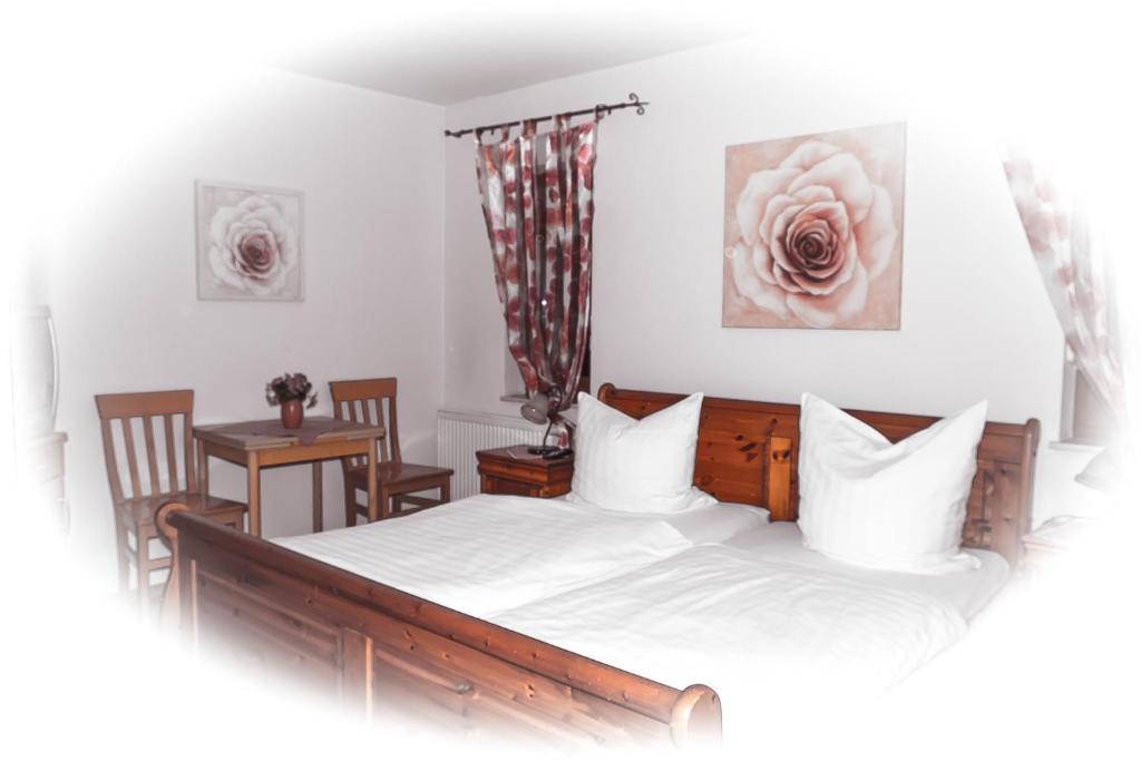 菲尔斯滕采尔Gasthof zur Alten Post-Pension的一间卧室配有带白色床单和枕头的床。