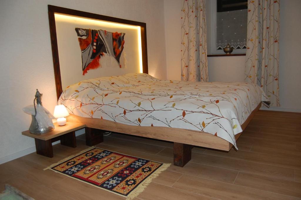 萨拉热窝Welcome的一间卧室配有床、灯和地毯