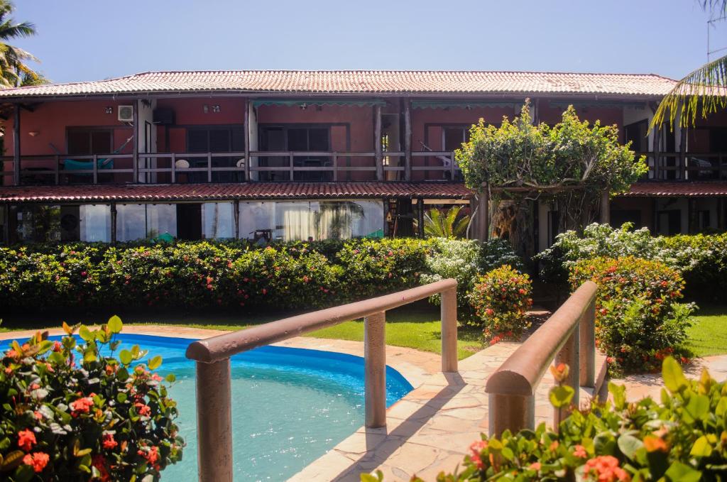 莫罗圣保罗Hotel Porto do Zimbo的一个带游泳池和大楼的度假胜地