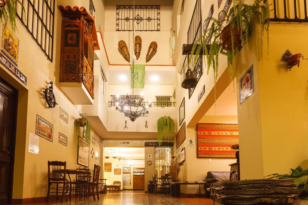 利马卡萨苏维酒店的走廊设有桌椅和吊灯