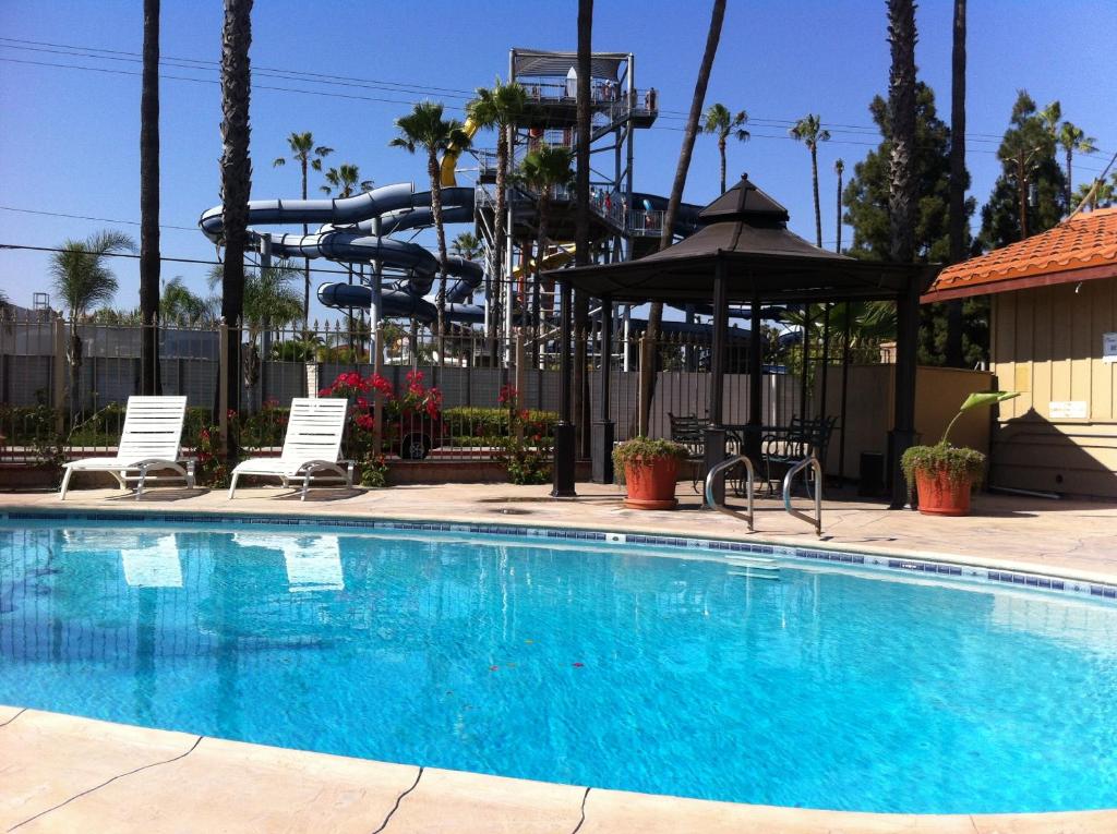 安纳海姆Best Inn & Suites的一个带水滑梯的游泳池