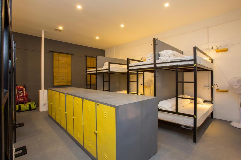 加德满都Yakety Yak Hostel的客房设有4张双层床和黄色橱柜。