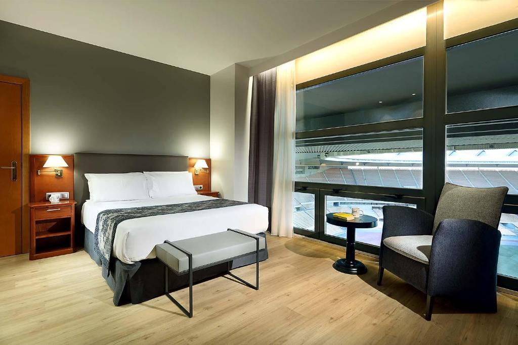塞维利亚埃克赛卡尔图哈岛酒店的配有一张床和一把椅子的酒店客房