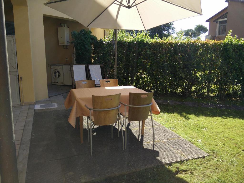 钦克亚勒Il Palco residence的院子里的桌椅和雨伞