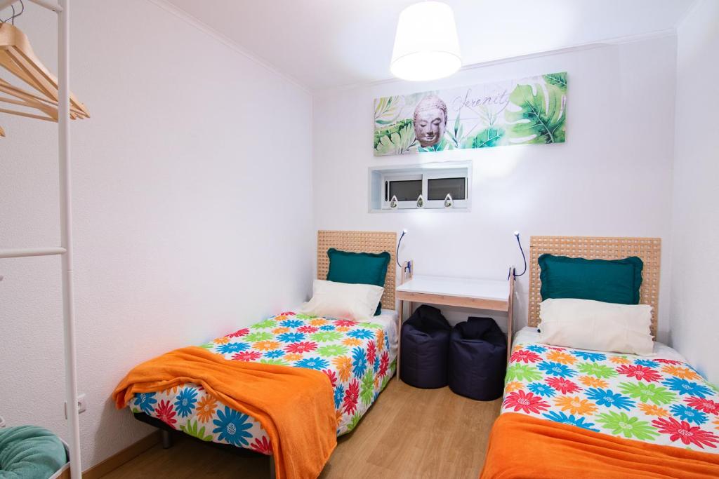 加亚新城Herama Garden Guesthouse的一间卧室配有两张床和一张书桌