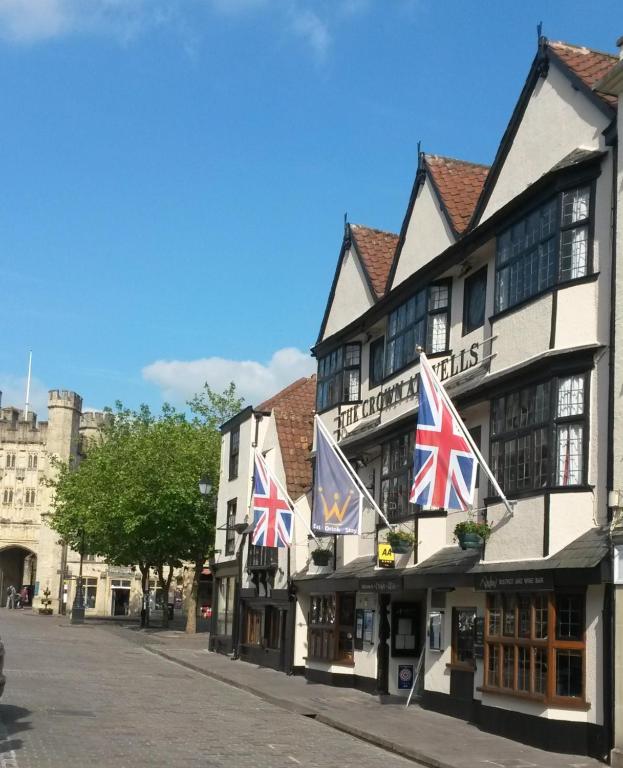 韦尔斯萨默塞特郡韦尔斯皇冠酒店的街上有英国国旗的建筑