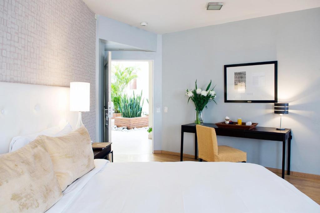 布宜诺斯艾利斯努斯布宜诺斯艾利斯苏荷酒店的卧室配有白色的床和书桌