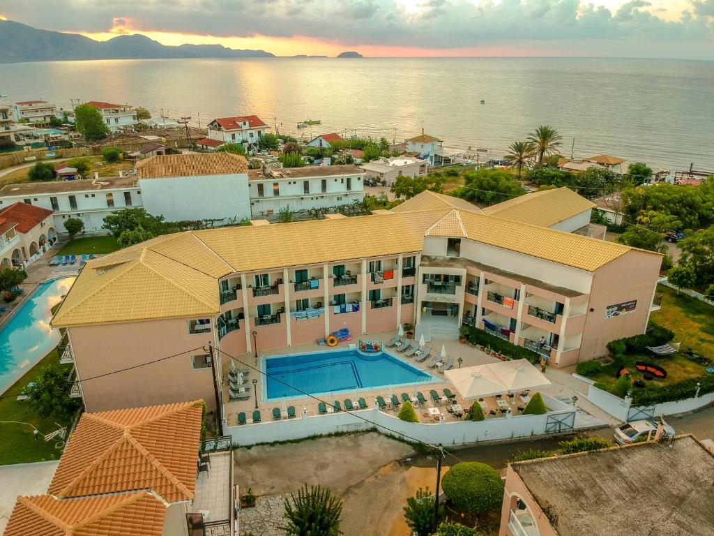 拉加纳斯Timos Hotel的享有带游泳池的大房子的空中景致