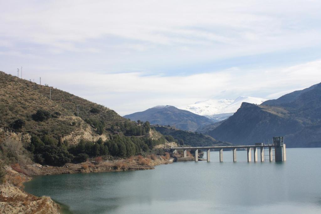 圭哈尔谢拉Casa Vista Nevada的山 ⁇ 的桥