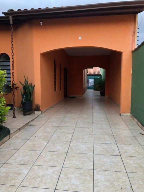 卡拉瓜塔图巴casa em Martins de Sá的一座橙色墙壁建筑的入口