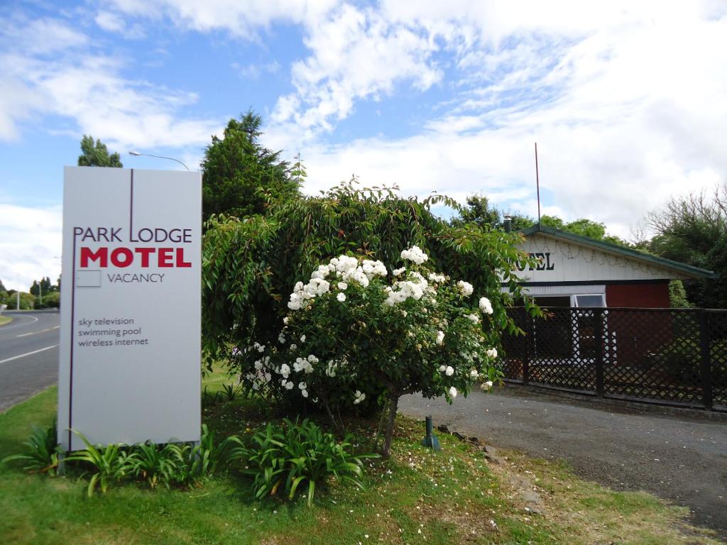 蒂阿瓦穆图公园汽车旅馆的花丛旁的汽车旅馆标志