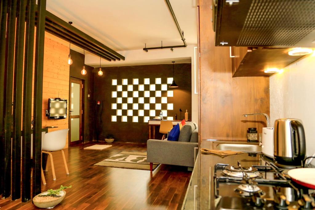 科伦坡Eden Studio Apartments - 1的一间带炉灶的厨房和一间客厅