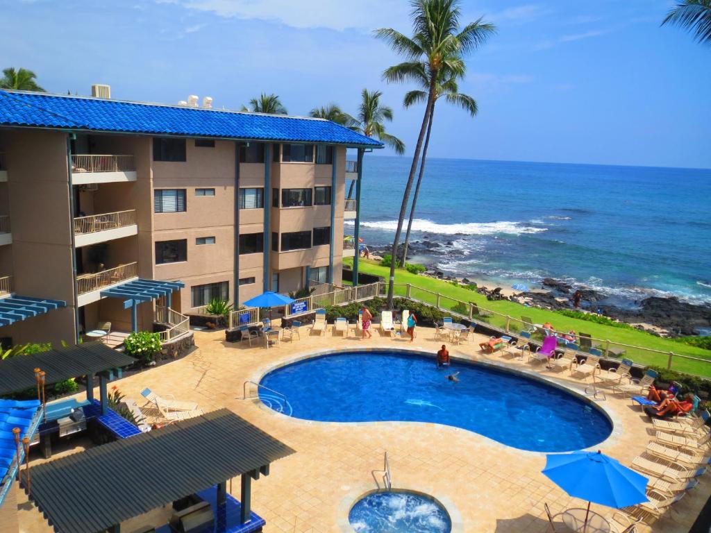 科纳科纳礁度假酒店拉图集团经营的一座带游泳池和海洋的酒店