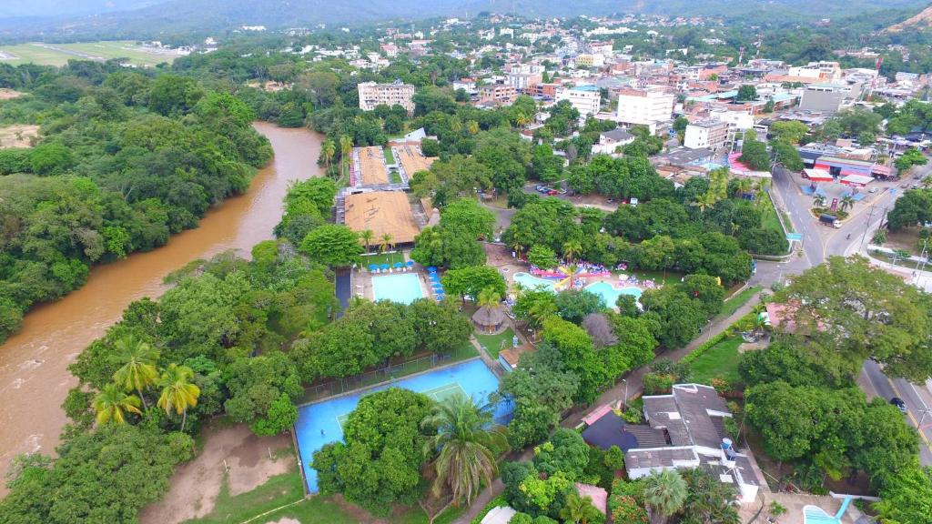 梅尔加Hotel Guadaira Resort的河流和城市的空中景观
