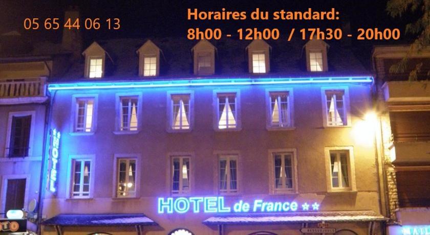 埃斯帕利翁法兰西酒店的一座有蓝色灯光的建筑