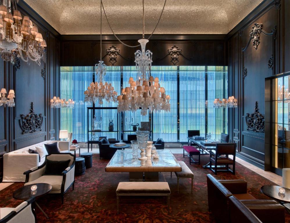 纽约纽约巴卡拉酒店及公寓的客厅配有吊灯和桌椅