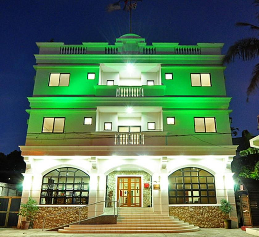 伊洛伊洛埃尔哈希恩德罗私人酒店的一座晚上有绿灯的建筑