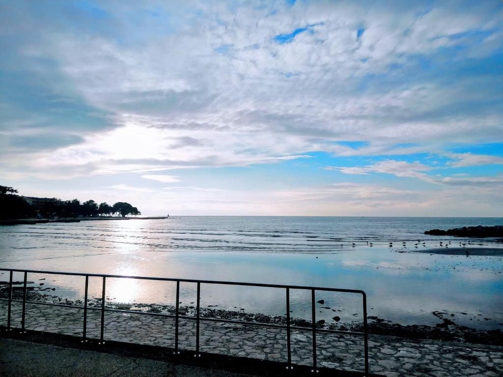 乌马格朱莉塞维科公寓的海滩上可欣赏到海景