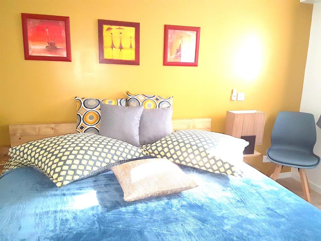 阿蒂斯蒙斯城乡相连民宿的一间卧室配有蓝色的床和蓝色椅子