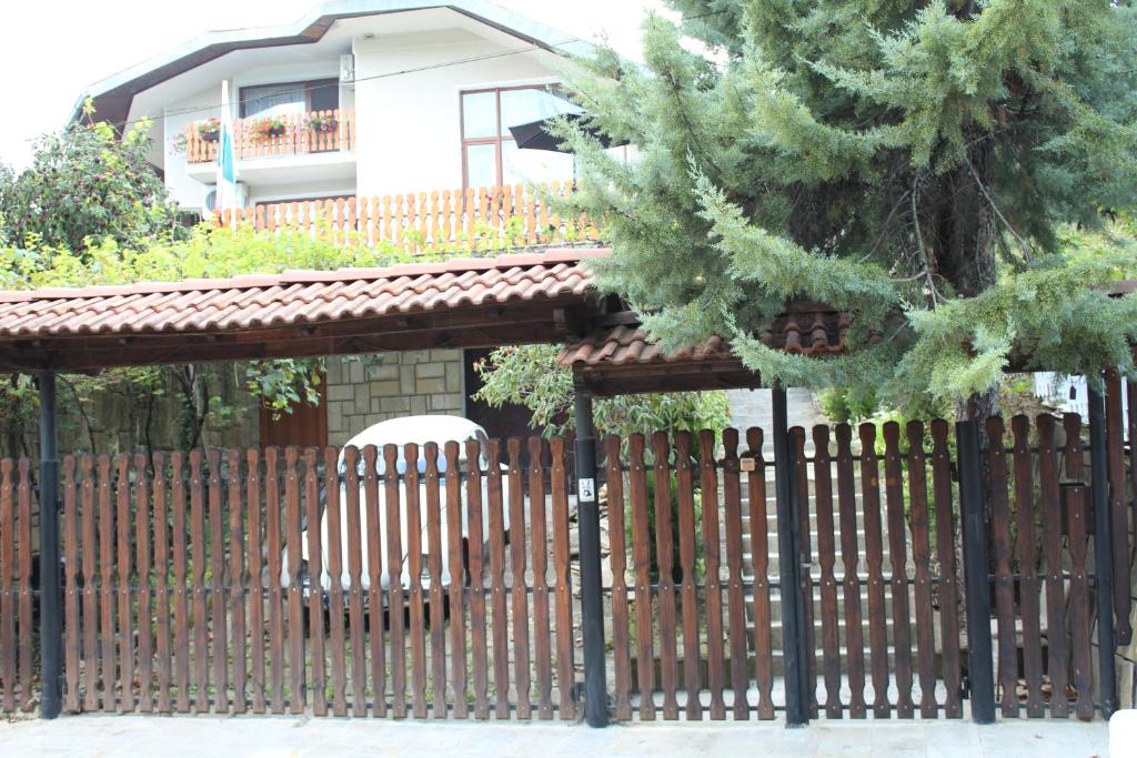 加布罗沃Къща за гости-"Борики"-Габрово的建筑前的围栏