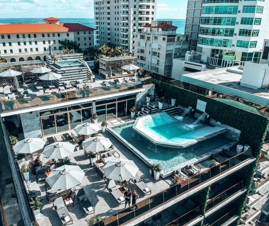 圣胡安O:LV Fifty Five Hotel - Adults Only的享有带遮阳伞和桌子的游泳池的顶部景致
