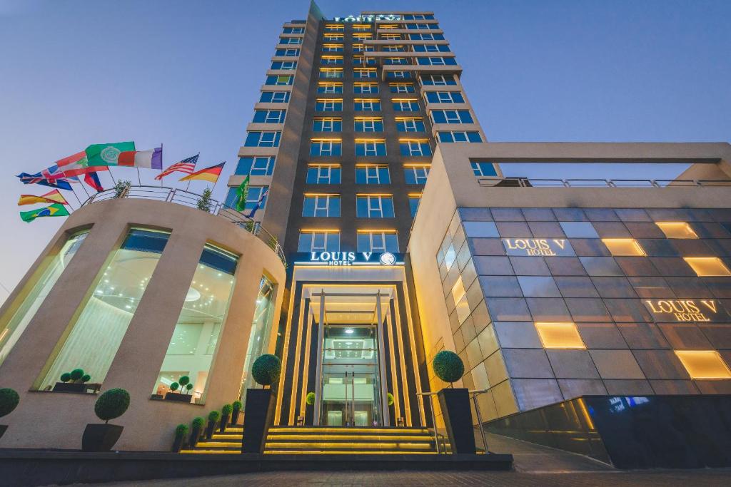 贝鲁特Louis V Hotel Beirut的享有酒店和高楼的景色