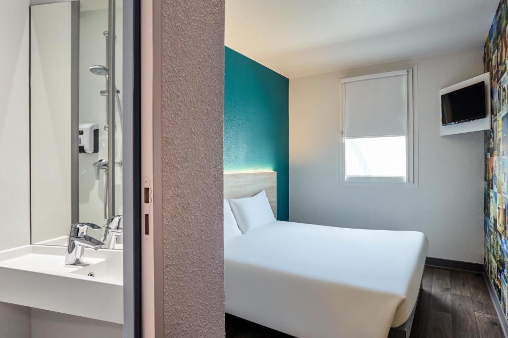 维勒蒙布勒F1维勒莫布勒酒店的酒店客房设有床和水槽