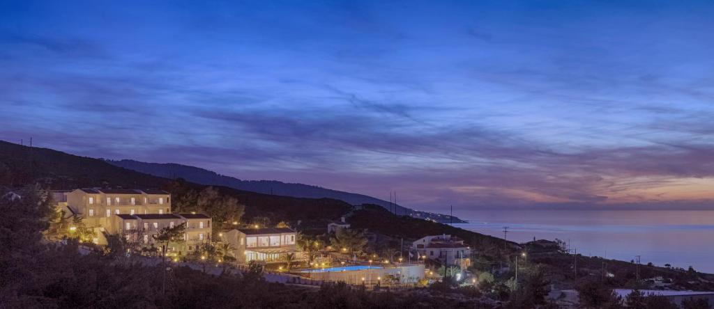 埃夫迪洛斯卡拉斯星级酒店 的夜空山顶的城镇