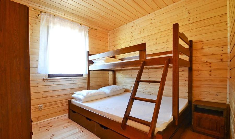 鲁斯诺沃Domki u Małgosi的小木屋内一间卧室配有一张双层床