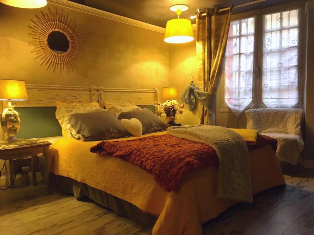 卡斯泰勒雅卢La Parenthèse的卧室配有床、桌子和窗户。