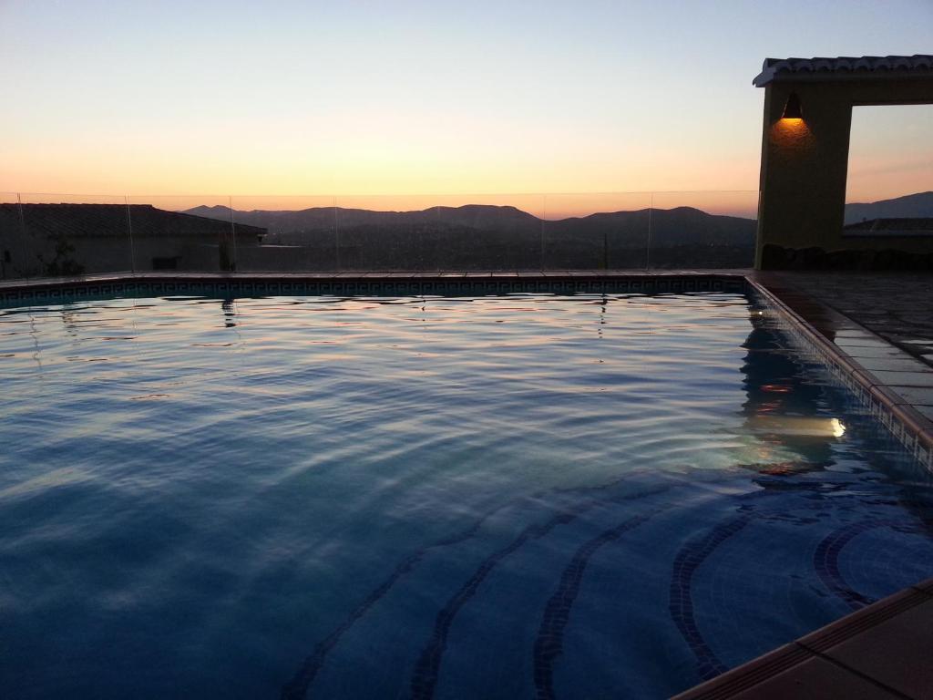 库姆布勒德尔索尔Amarilla的一座享有日落美景的游泳池