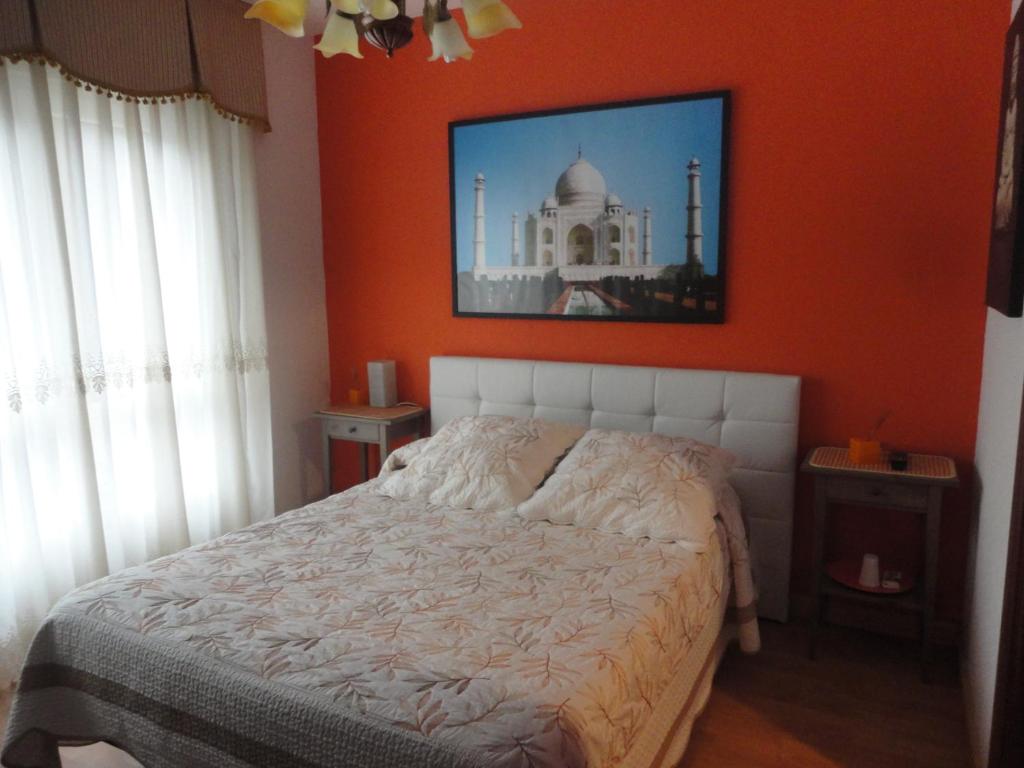 希洪贝加德奥希洪旅馆的一间卧室配有一张橙色墙壁的床