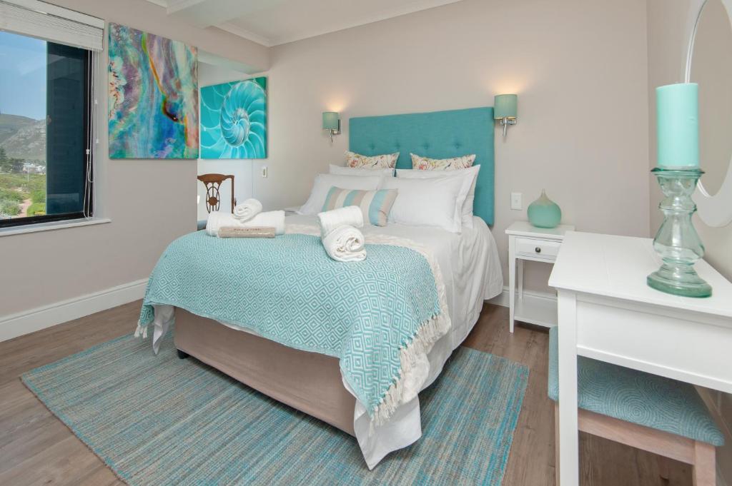 赫曼努斯The Sun,Whales and Waves seafront apartment的一间卧室设有一张大床和一个窗户。