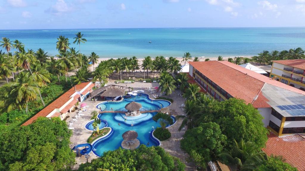 马拉戈日普拉亚多拉达酒店的享有带游泳池和海洋的度假村的空中景致