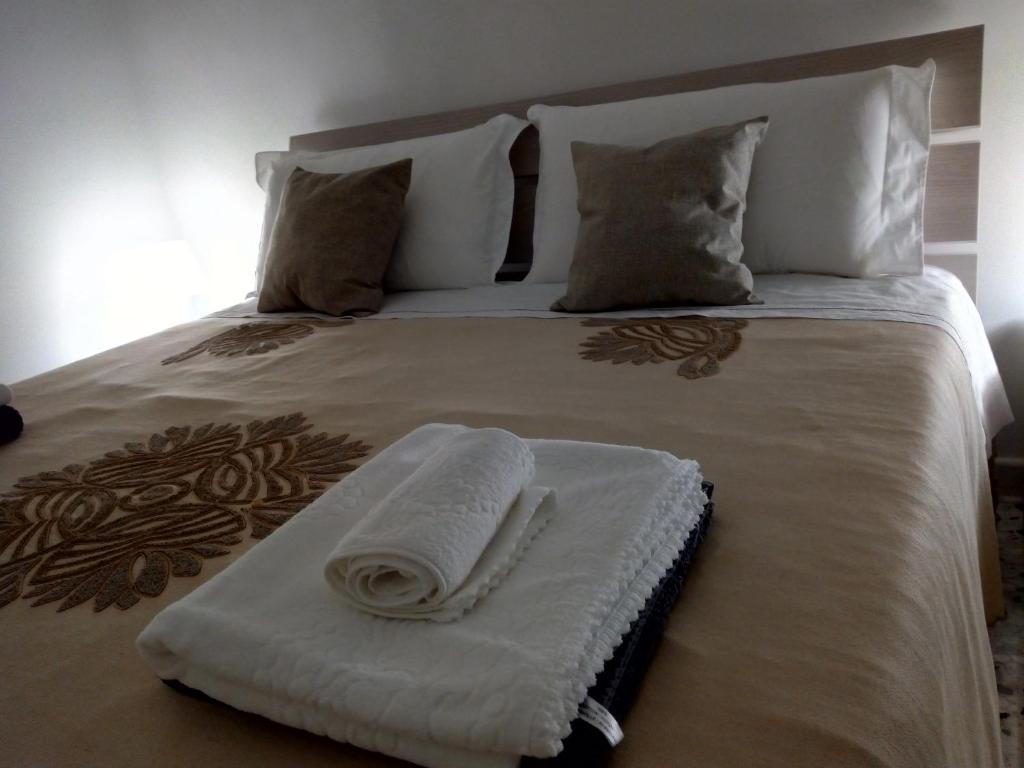 阿尔塔穆拉GIULIVO的床上铺有白色毛巾的床